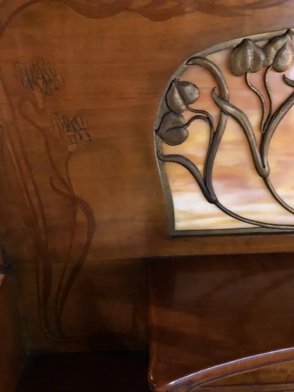 Escritorio antigo com detalhes artísticos em relevo, fundo quente