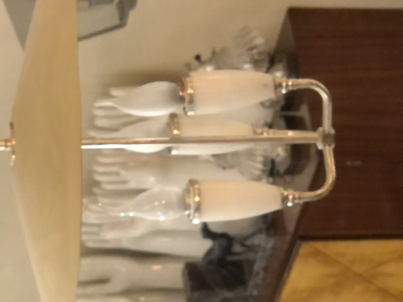 Lampada a sospensione antica con due luci e paralumi eleganti.