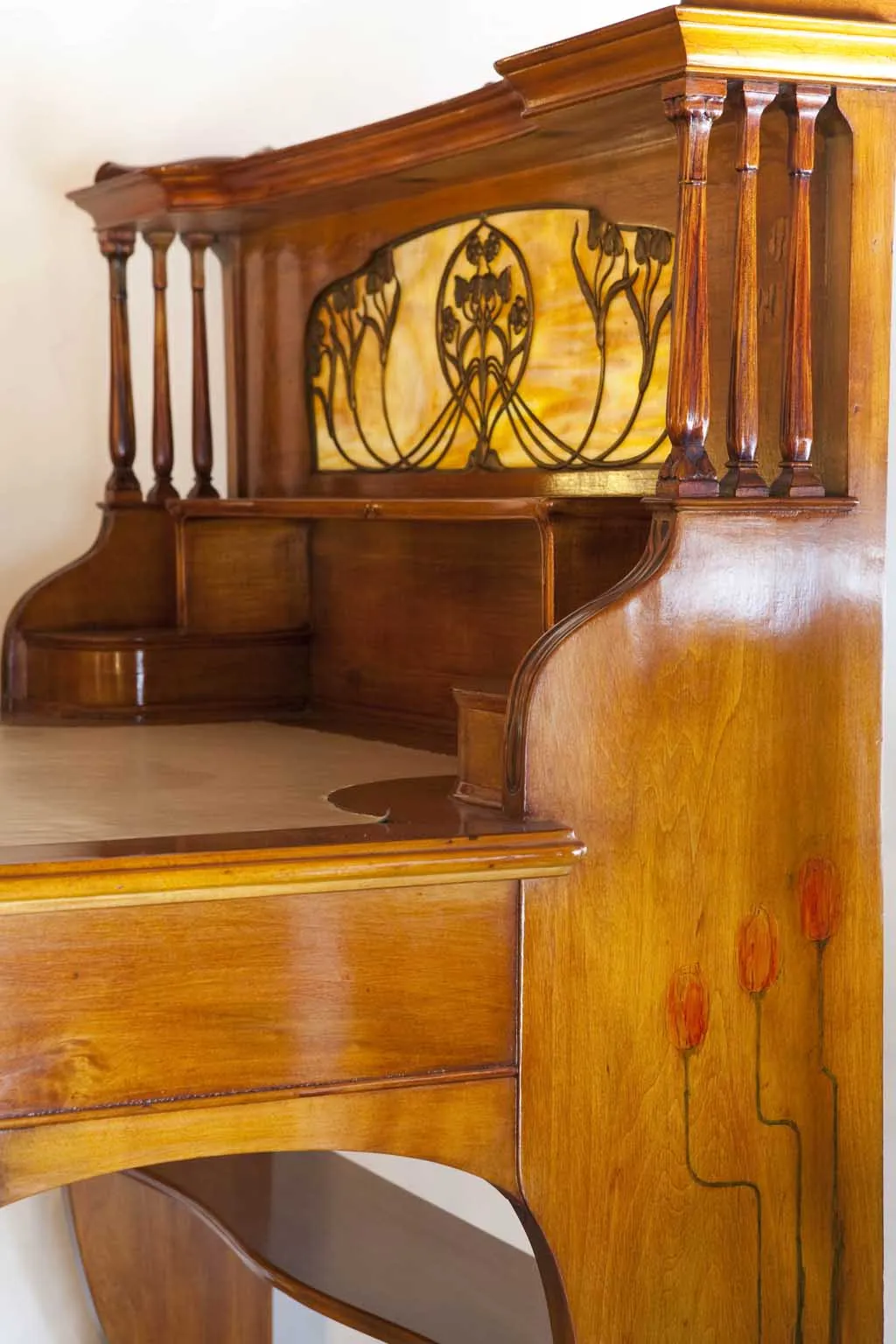 Scrivania antica in legno con design art nouveau e fiori