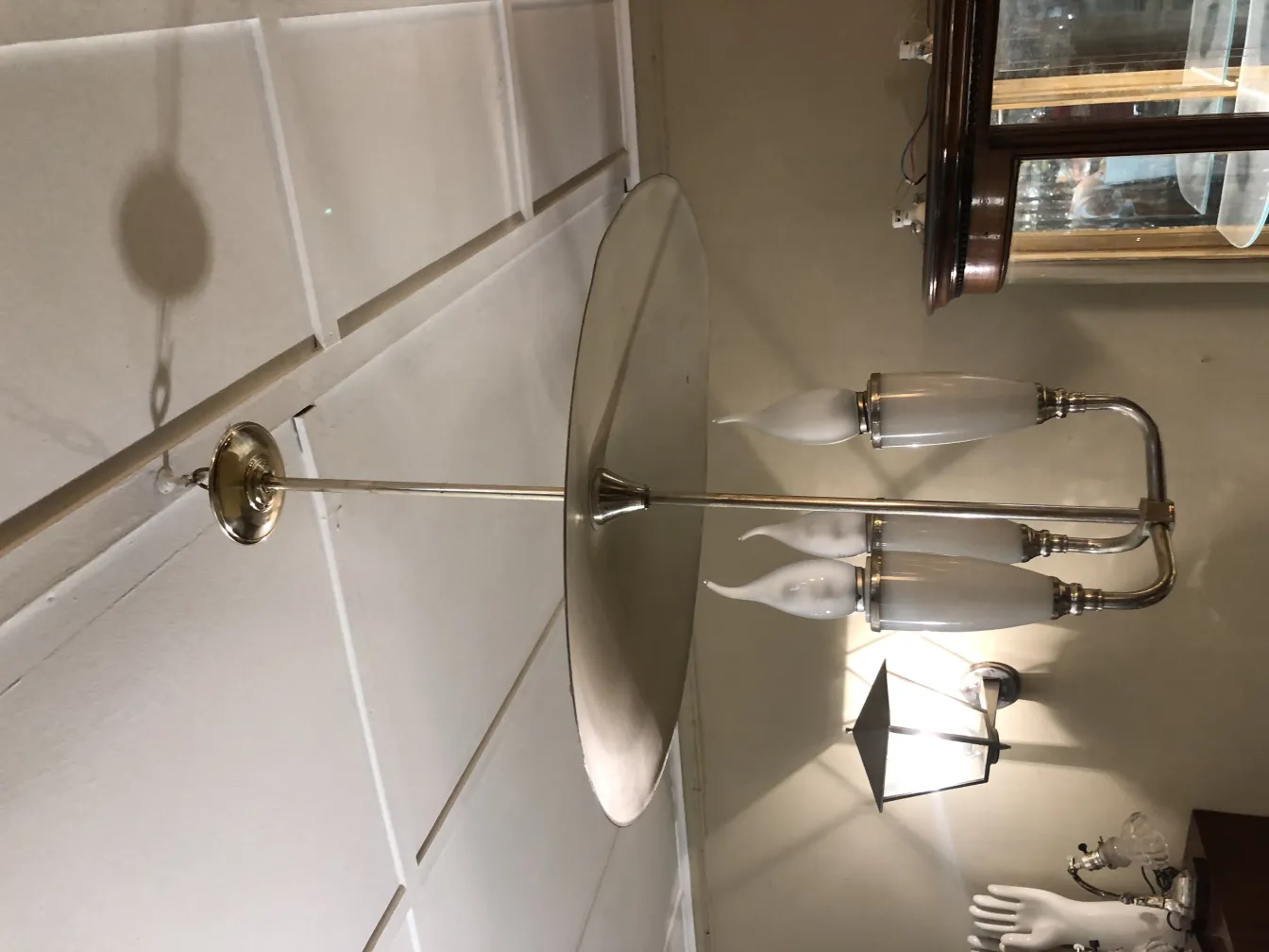 Lampada a sospensione antica con tre luci bianche, design elegante.