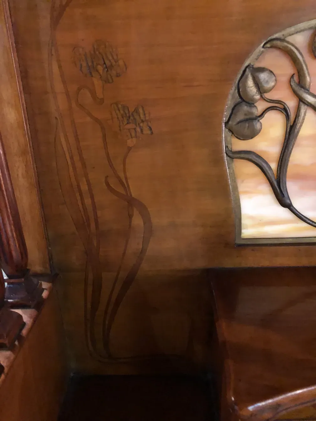 vue latérale d'un bureau ancien louis majorelle avec des détails décoratifs