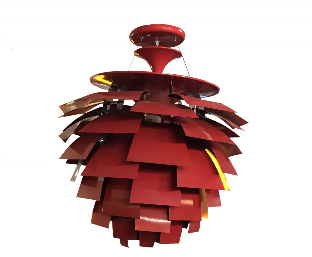 Antica lampada a sospensione rossa con design moderno, in un ambiente minimalista.