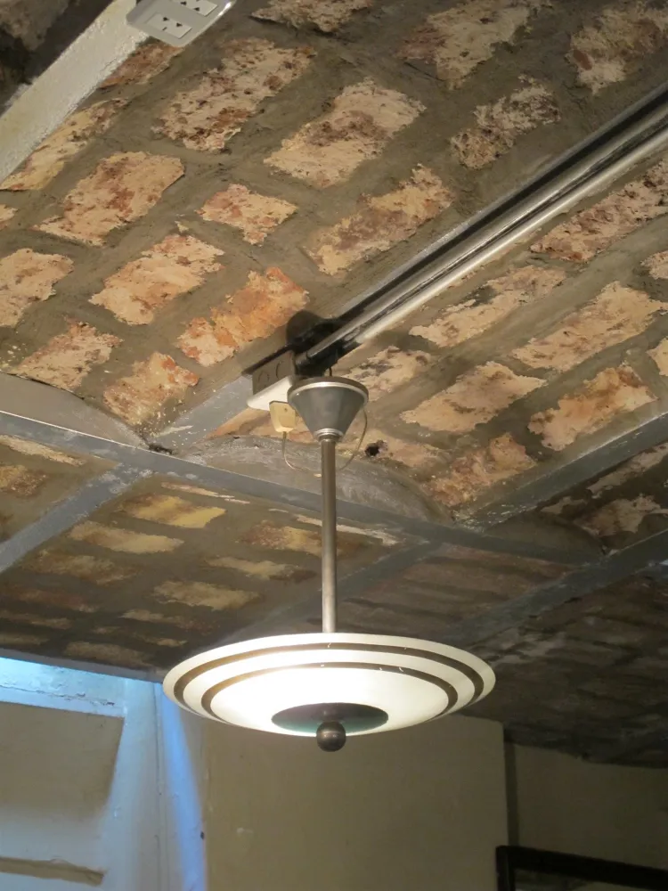 lampada a sospensione antica con dettagli geometrici in una stanza