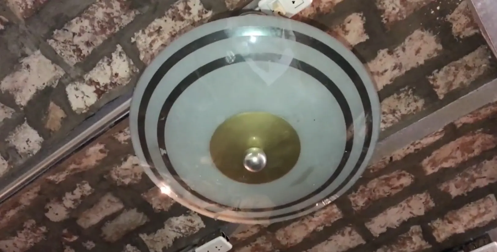 lâmpada de teto antiga com design circular e detalhes dourados