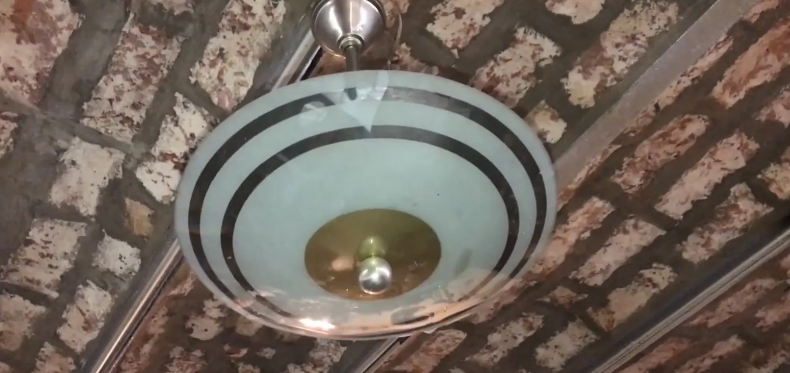 Lustre ancien avec design classique, en verre blanc et noir