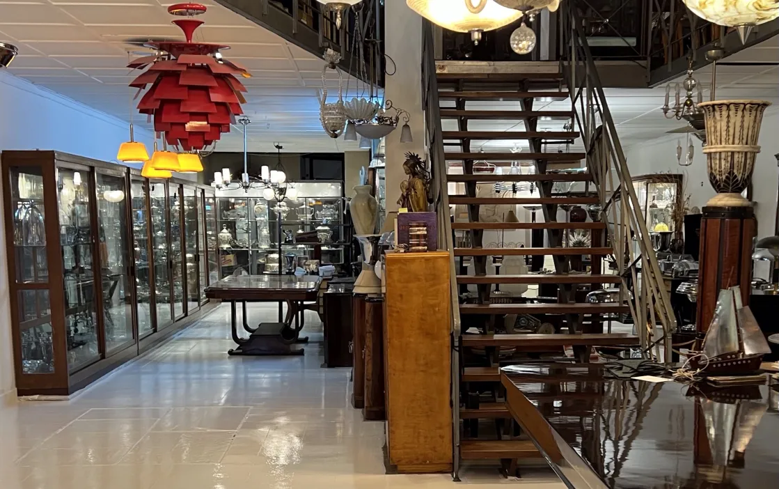 古董吊灯在古玩店里