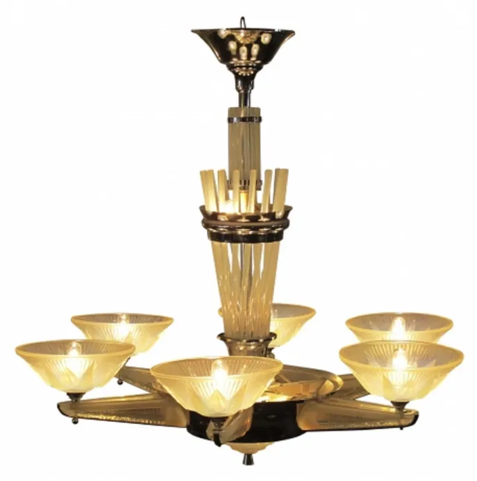 Lâmpada de teto antiga com seis lâmpadas elegantes e cúpulas.