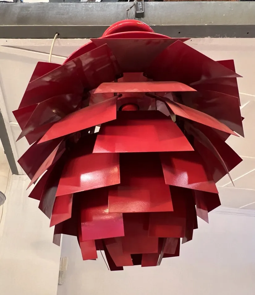 Lampada a sospensione antica di colore rosso, design moderno