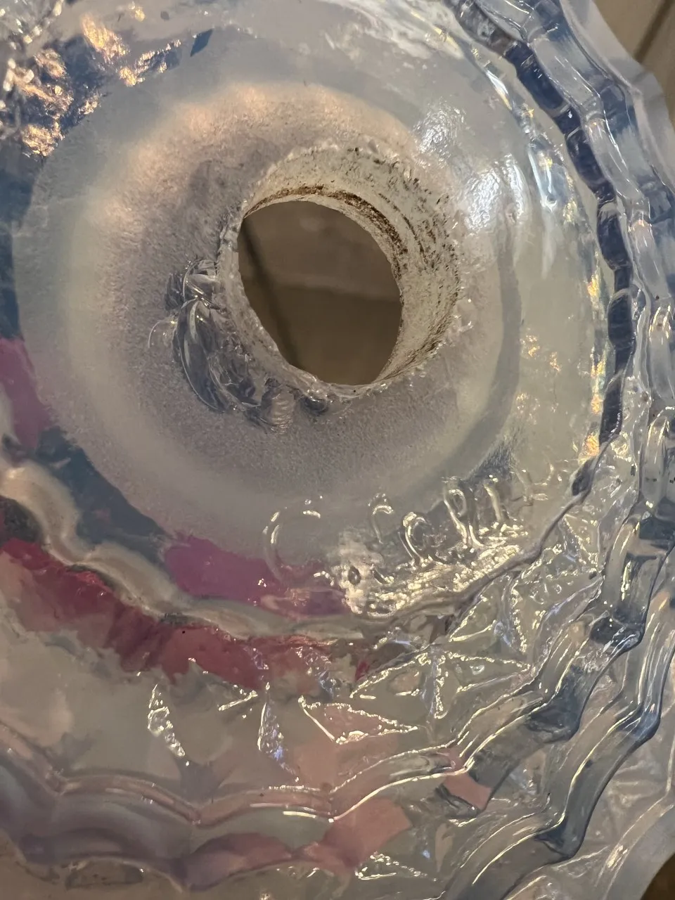 detalhe de uma antiga lâmpada de teto leleu de vidro, elegante e decorativa