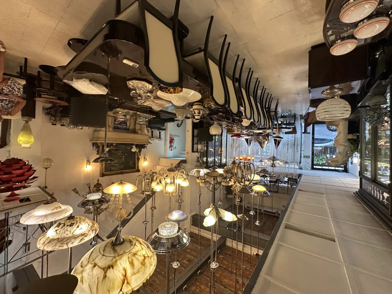 Lustre ancien avec des ampoules illuminant un espace accueillant avec des meubles en bois