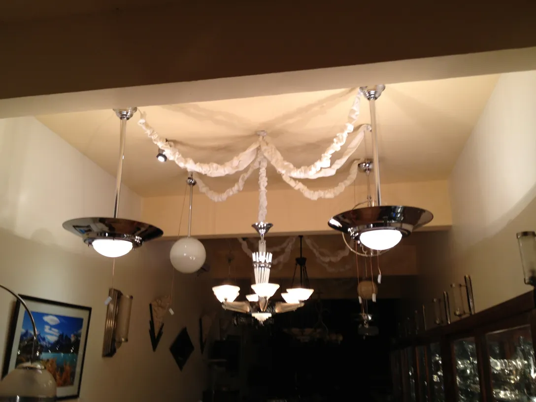 lampada a sospensione antica con design elegante e luci multiple, atmosfera accogliente