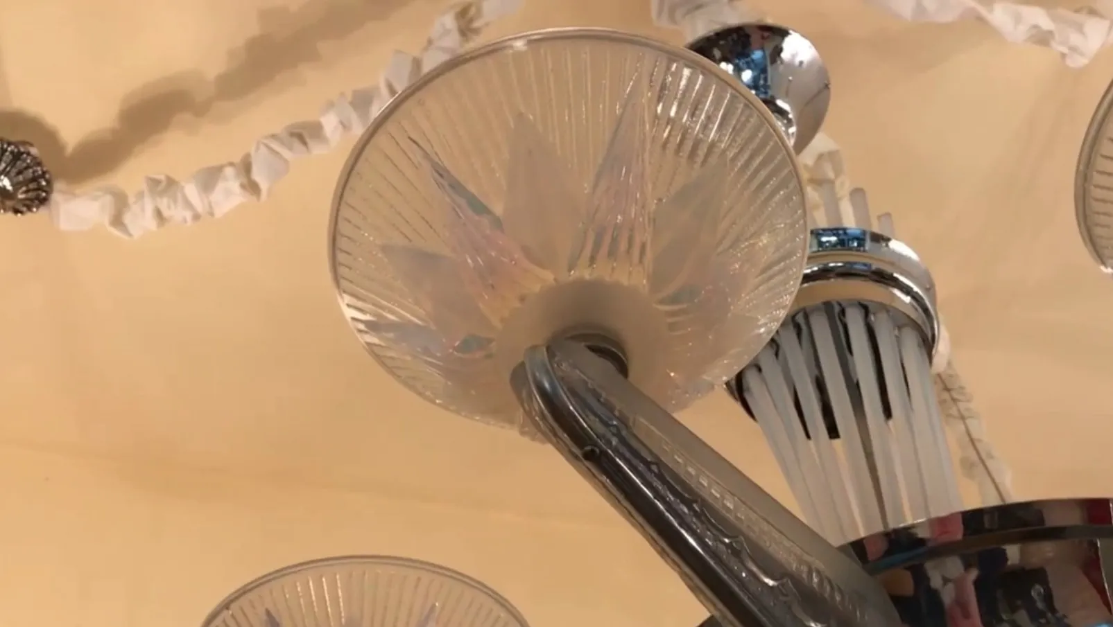 lampada a sospensione antica con design elegante e dettagli chiari