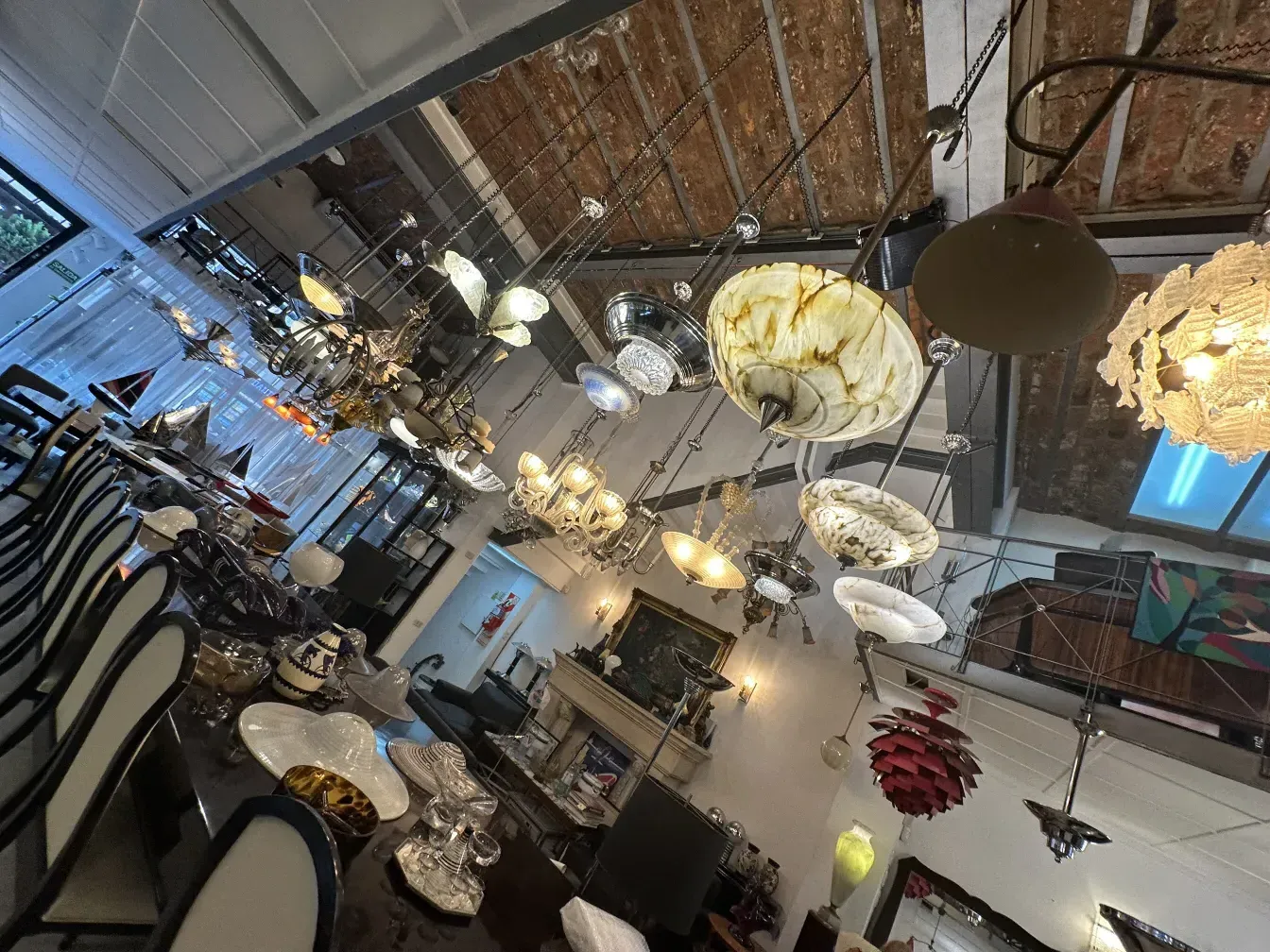 Lampada a sospensione antica di Poul Henningsen appesa in un ambiente elegante