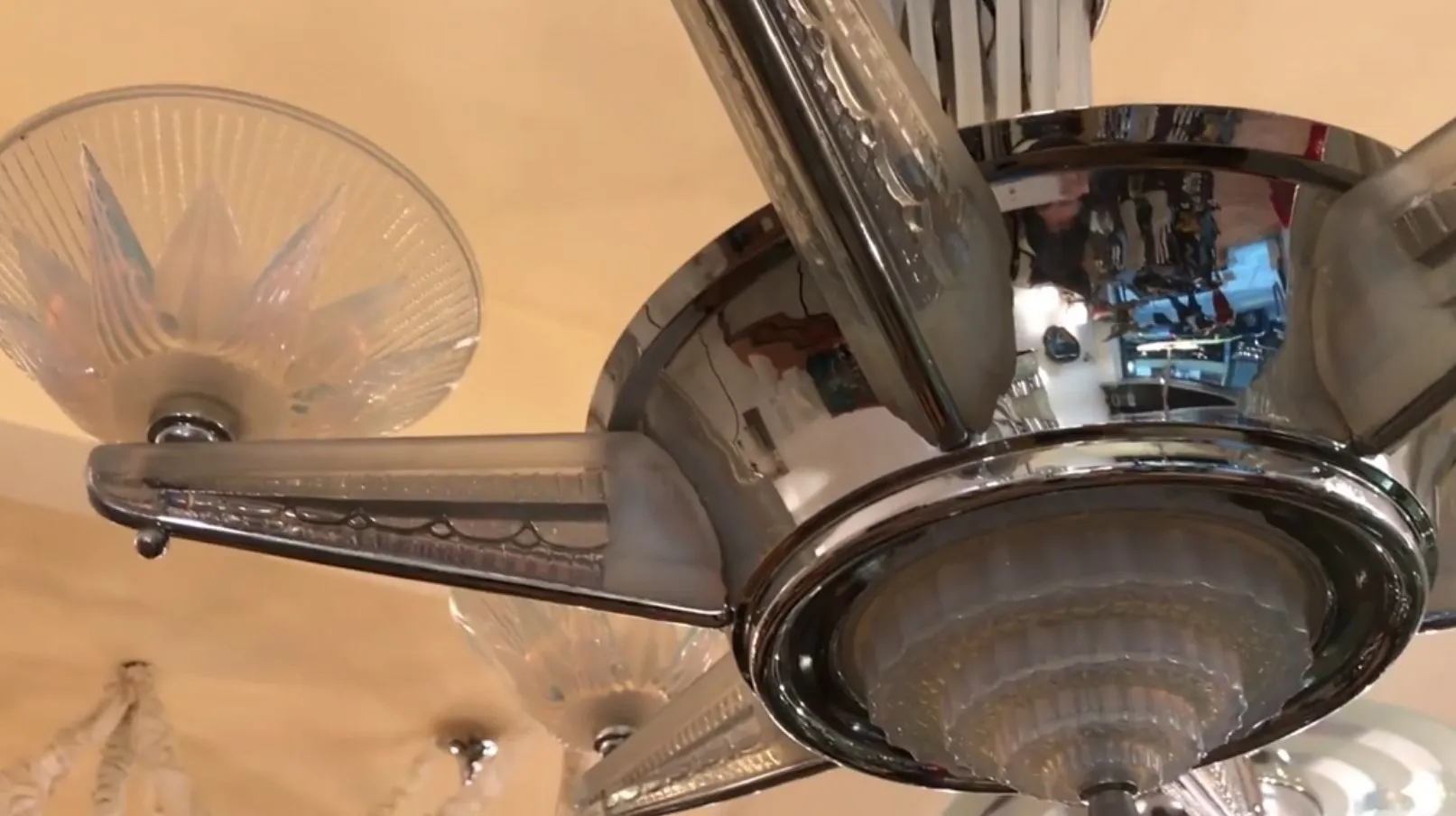 エレガントなデザインと透明なガラスのアンティークハンギングランプ