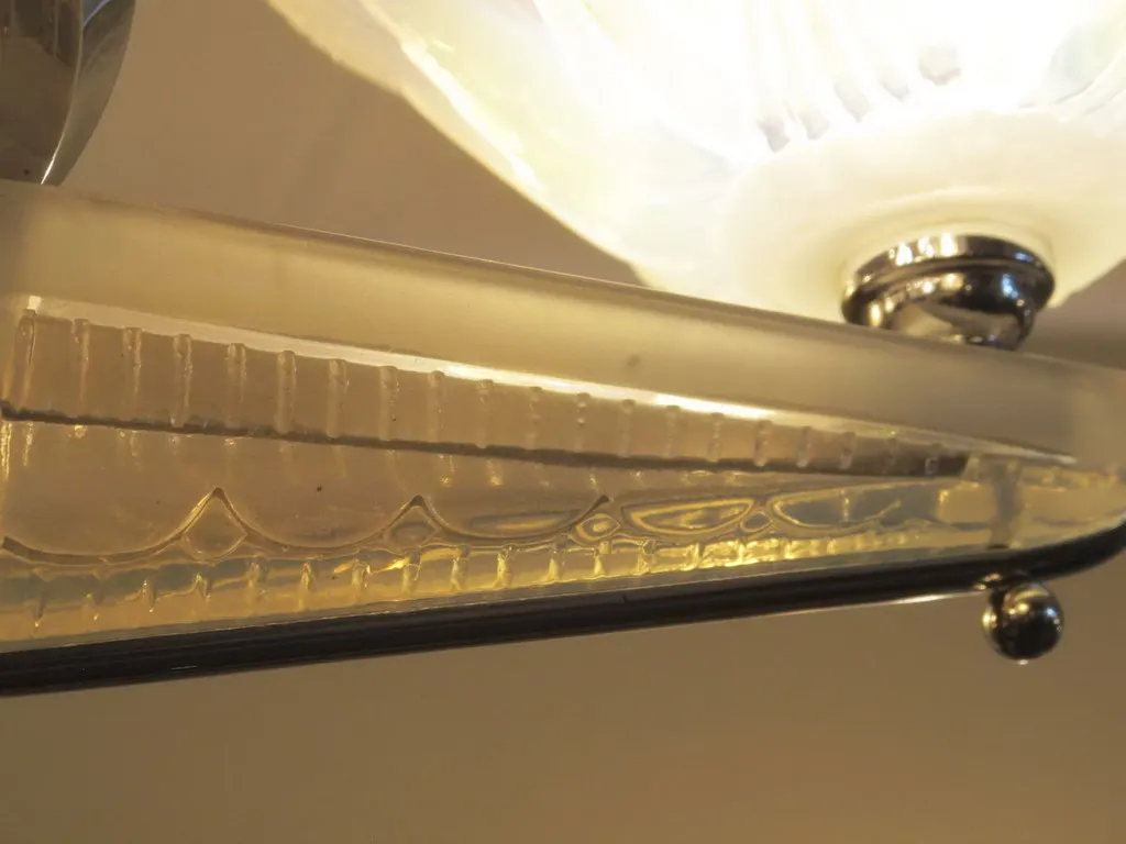 Lampada a sospensione antica con dettagli decorativi e stile classico, Leleu.