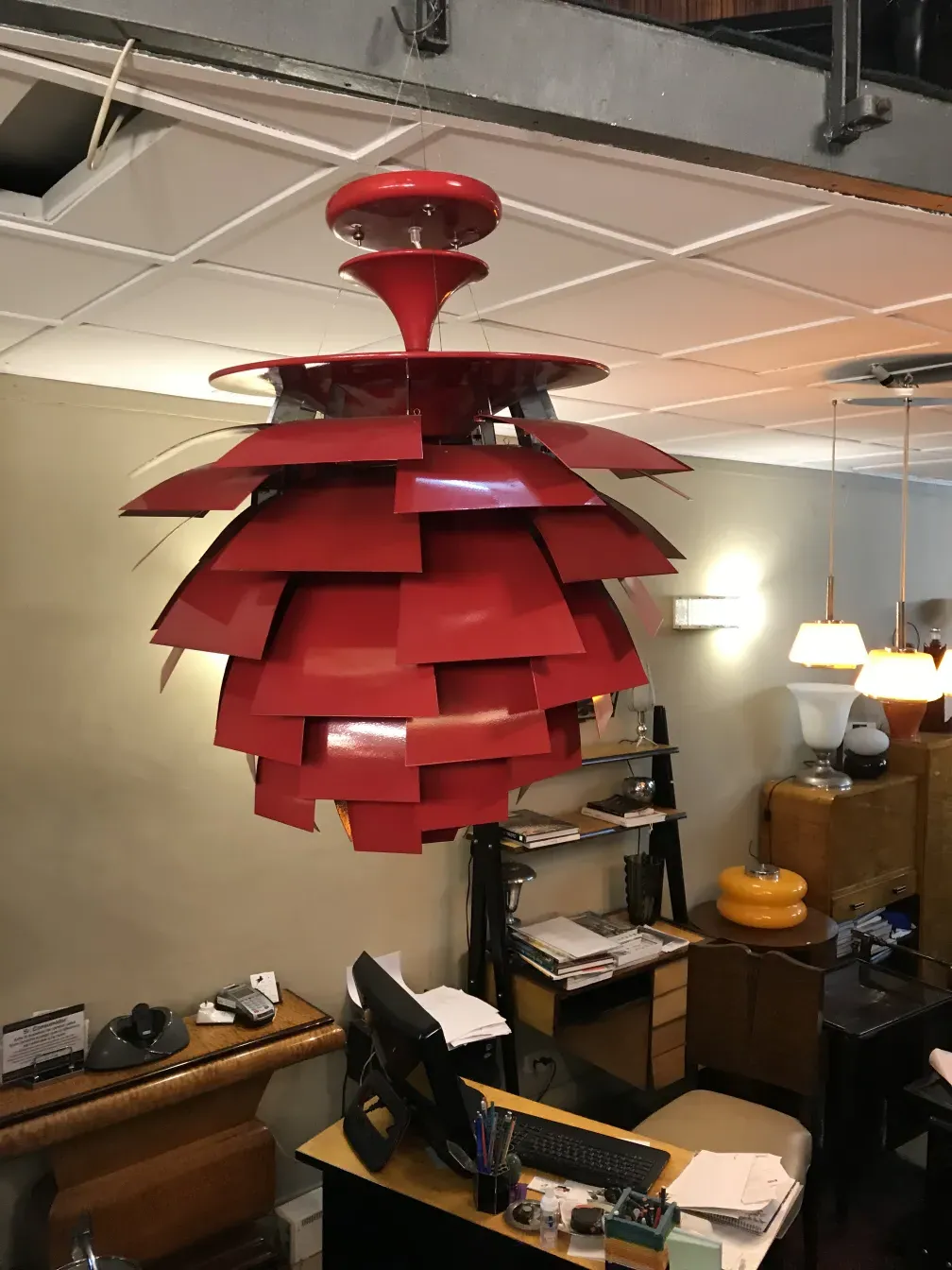 Lámpara de techo antigua Poul Henningsen roja en ambiente