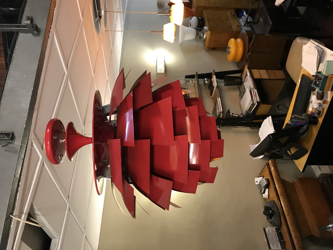 Lustre ancien rouge dans un bureau lumineux