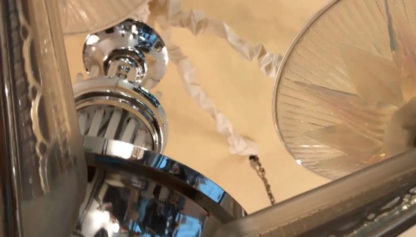 Lustre ancien brillant avec un design élégant