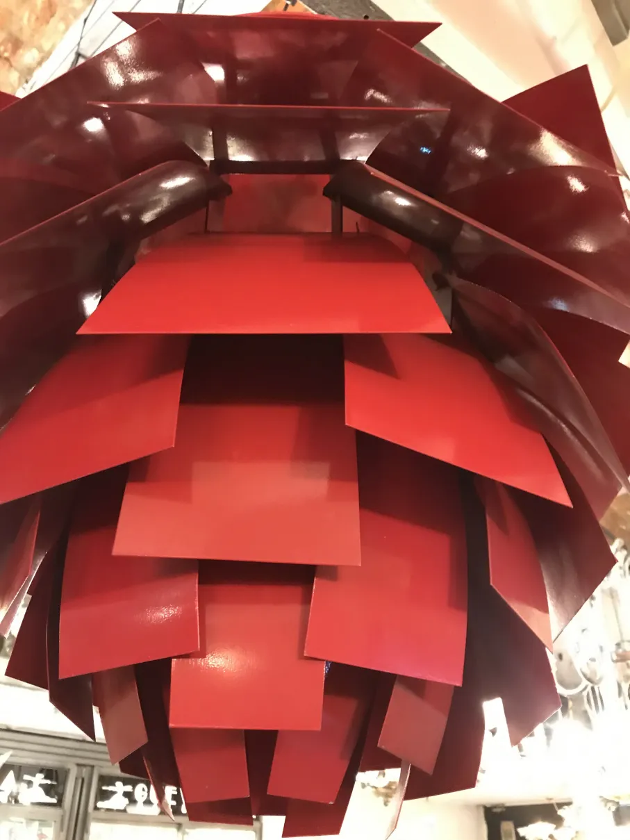 古董红色吊灯，设计现代。