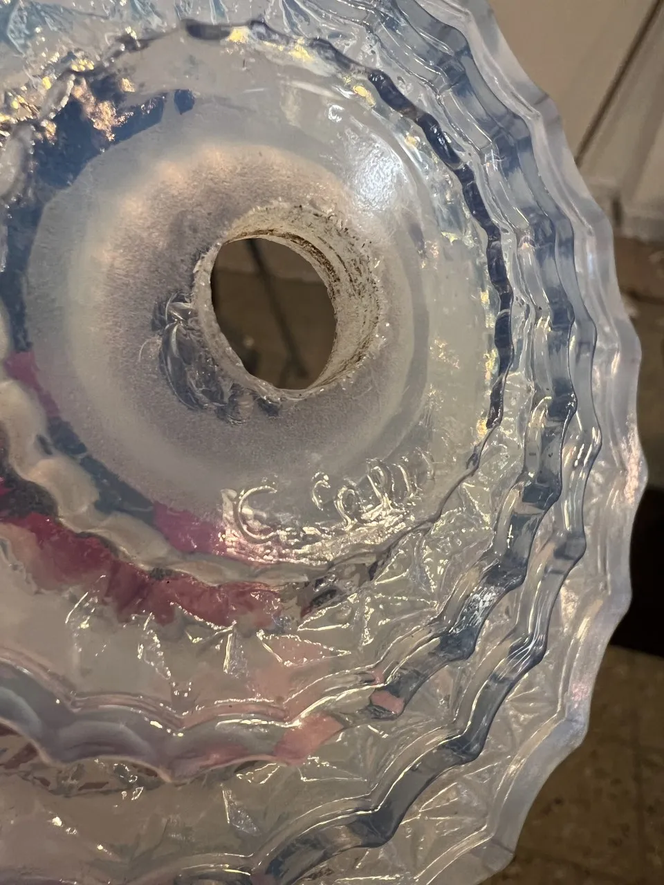 Lámpara de techo antigua con forma transparente y diseño elegante.