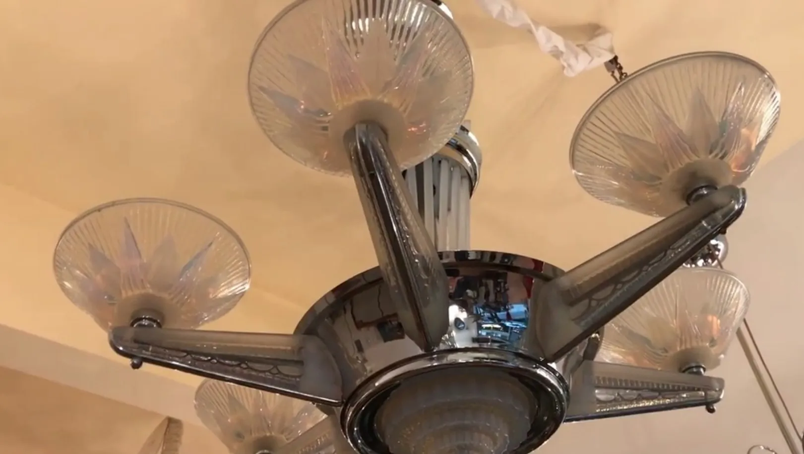 Lustre ancien avec cinq abat-jours brillants.