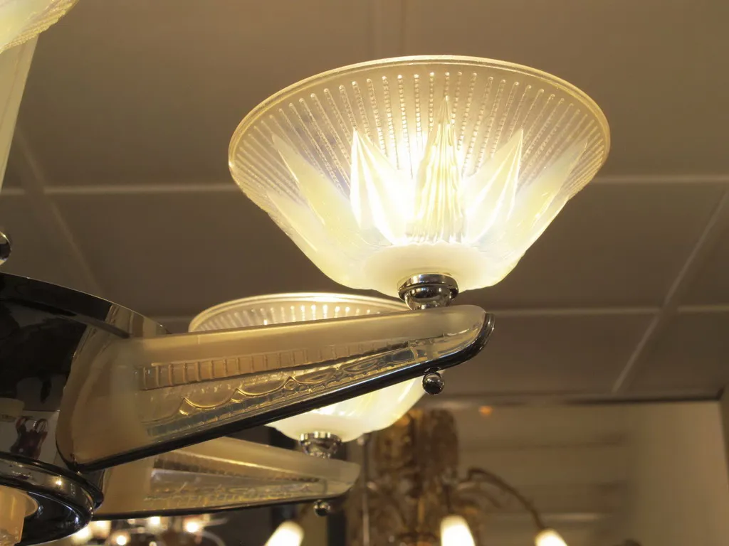 lustre antique dans un cadre classique, avec de beaux détails