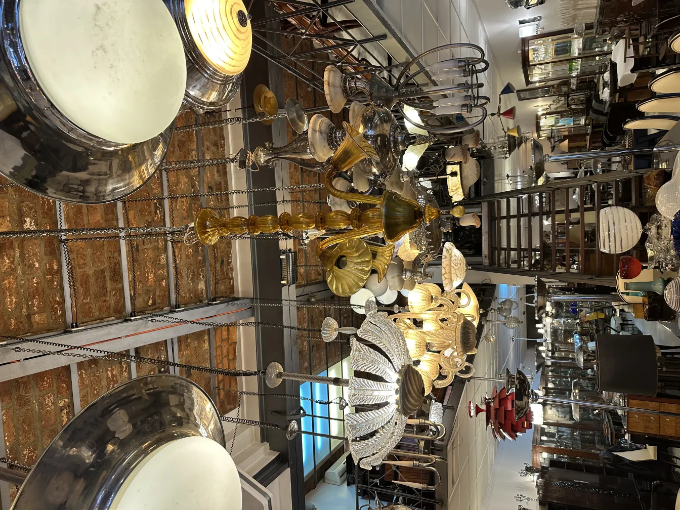 Lampada a sospensione antica con dettagli eleganti in un ambiente decorativo.