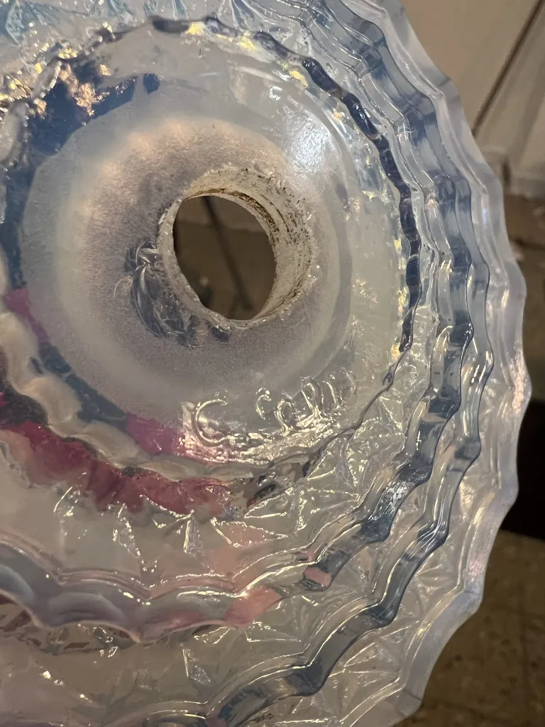 Lustre ancien avec des détails en verre givré.