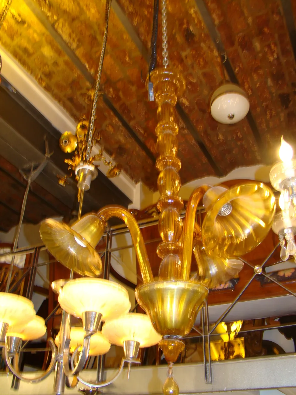 Antike Hängelampe mit mehreren Armen, ornamentaler Stil