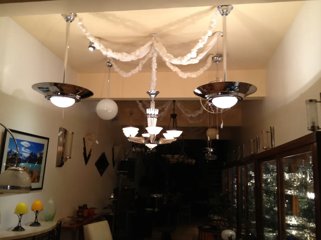 Lâmpada de teto antiga com design elegante, iluminando um ambiente aconchegante com luzes brilhantes.