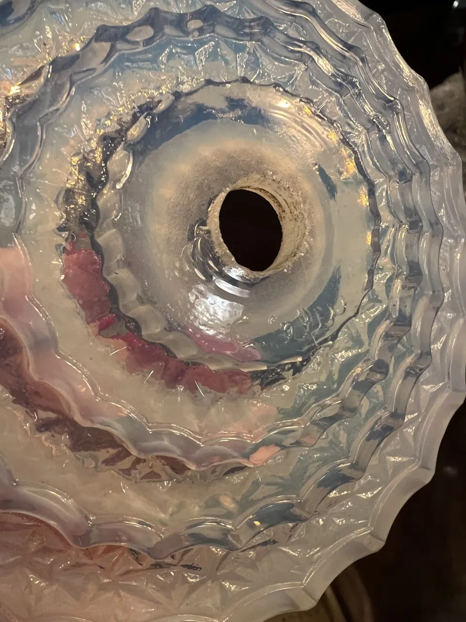 Detalhes ornamentais de uma lâmpada de teto antiga de vidro.