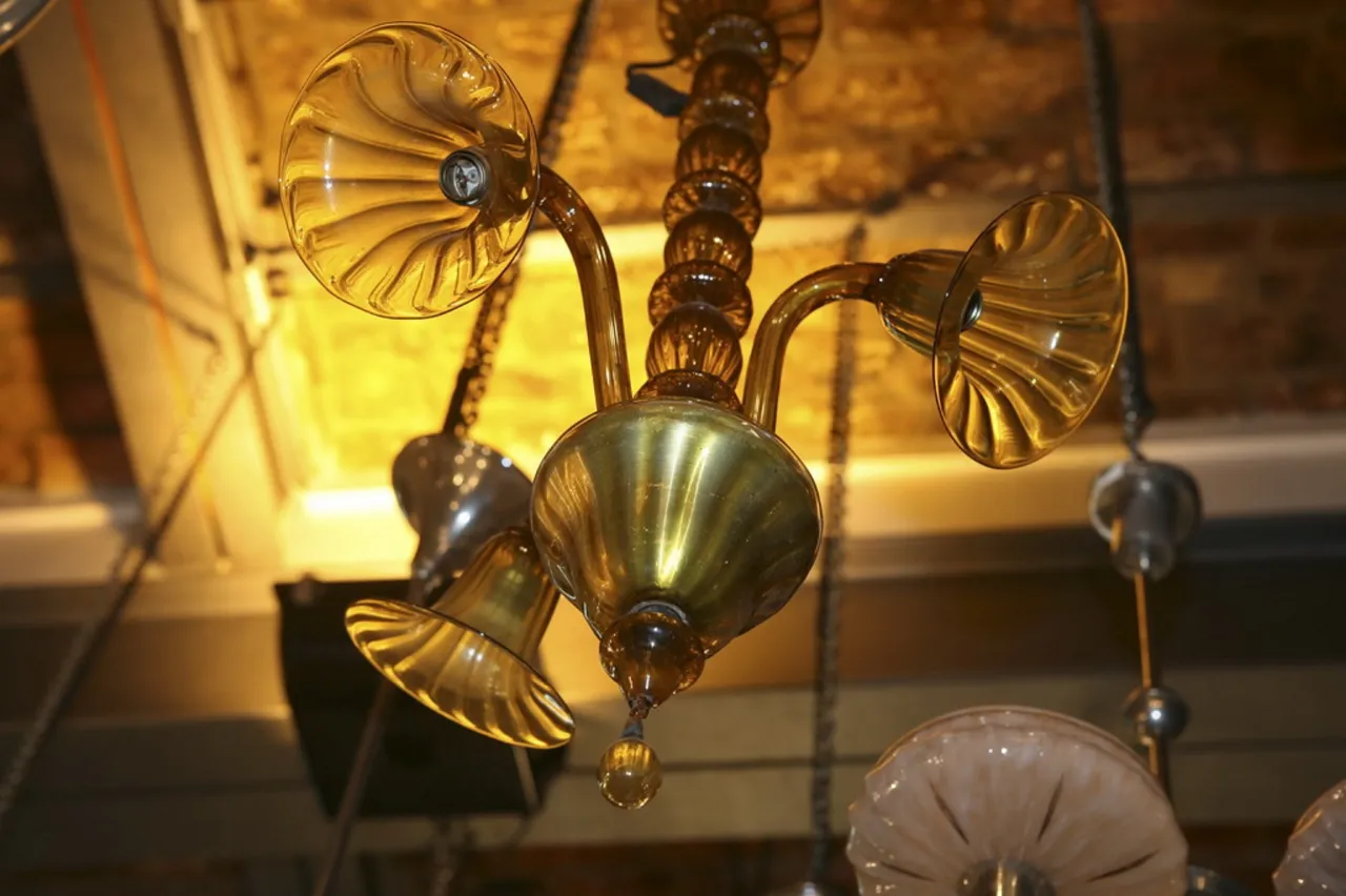 Lampada a sospensione antica con dettagli in vetro. Atmosfera accogliente.