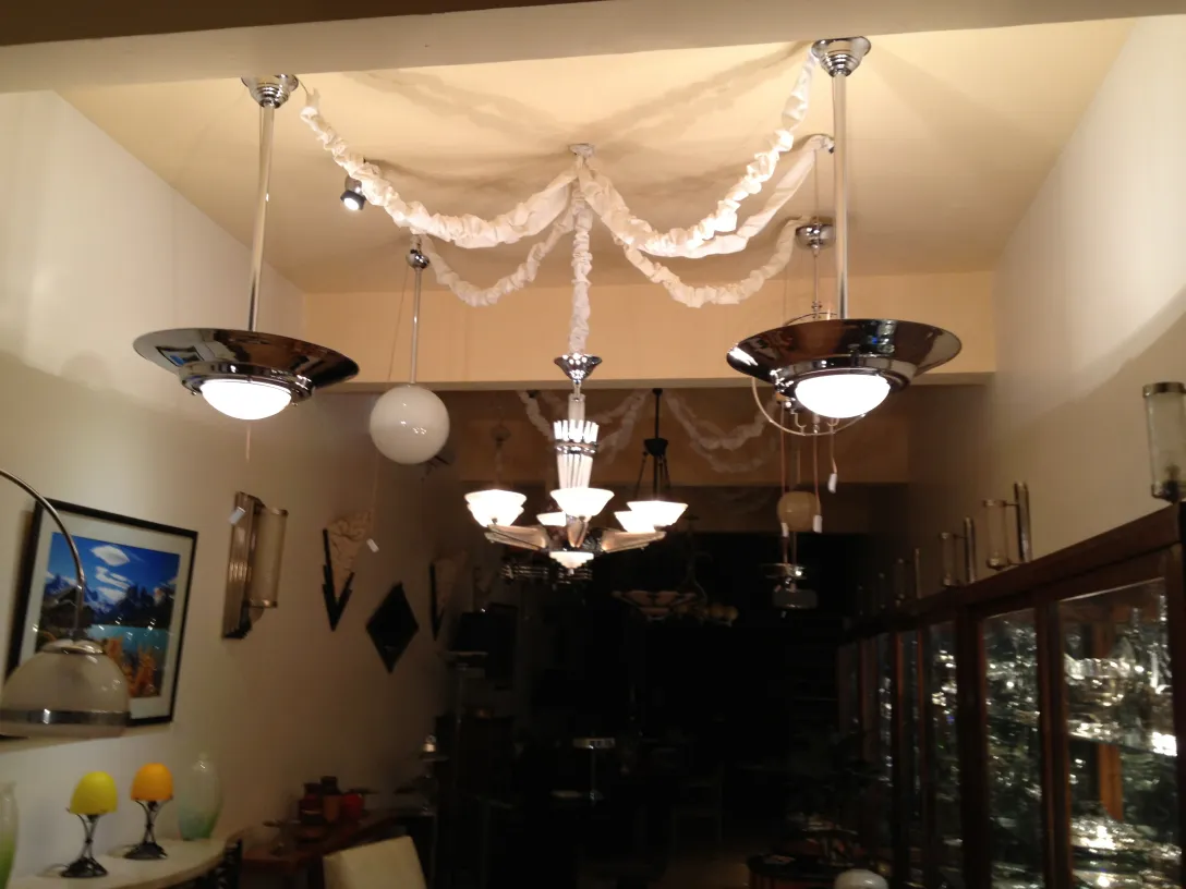 Lampada a sospensione antica con stile elegante in ambiente