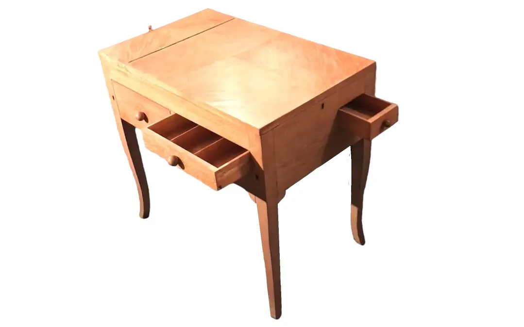 Scrivania antica in legno con due cassetti visibili, stile classico.