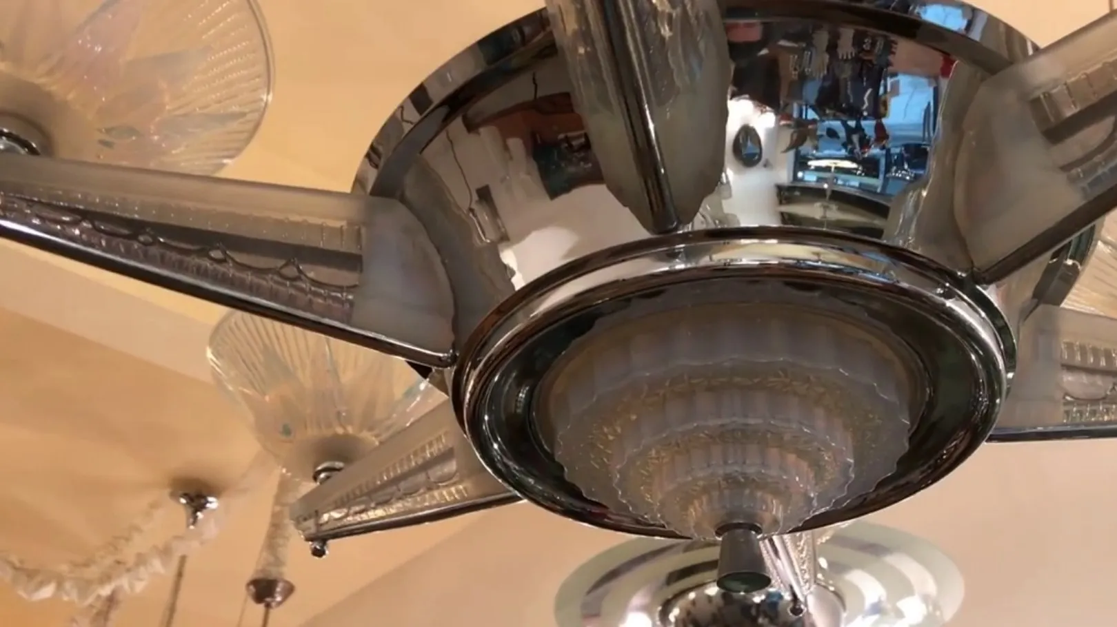 Lampada de teto antiga com detalhes metálicos brilhantes em um ambiente elegante.