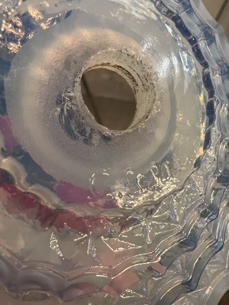 detalhe de uma lâmpada de teto antiga Leleu, formato circular