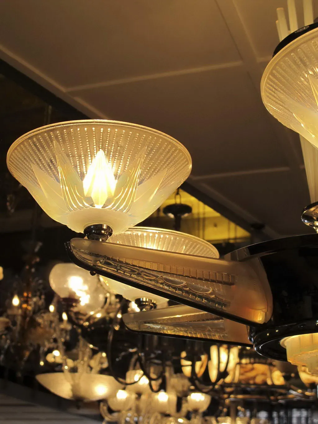 Lustre ancien avec des détails en verre dans un environnement lumineux