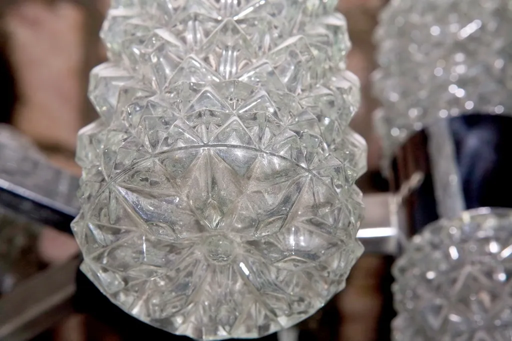 Lampada a sospensione antica con design sfaccettato brillante, aggiunge eleganza a qualsiasi ambiente.