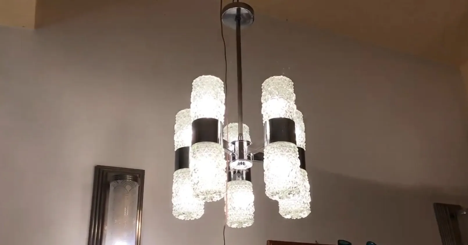 Lámpara de techo antigua con luz brillante y cristales en forma.