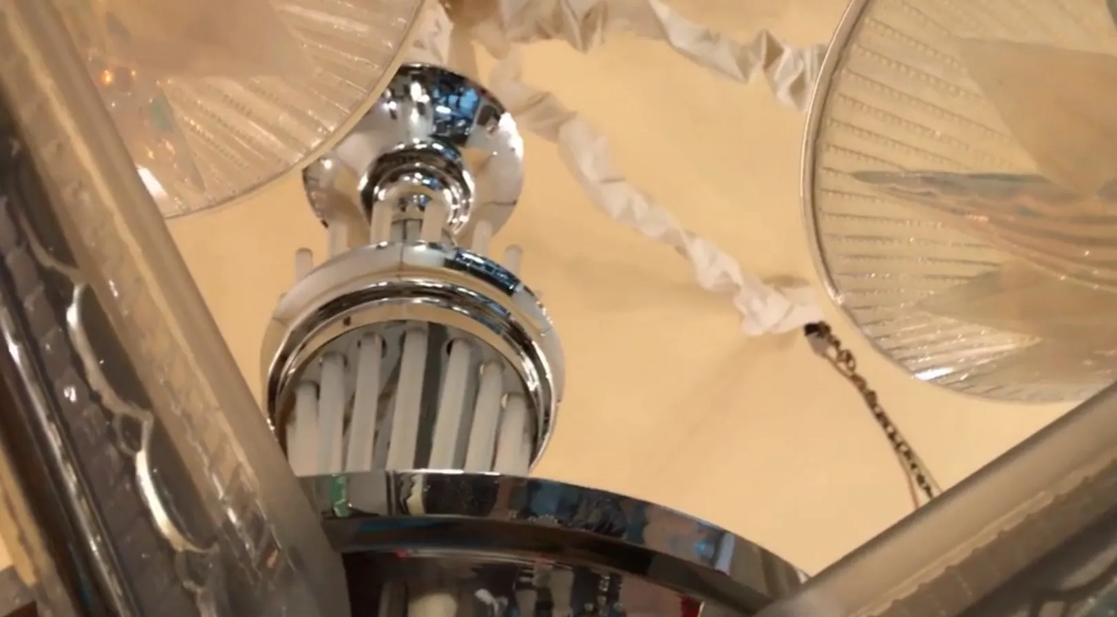 lampada a sospensione antica leleu con luce brillante, decorativa, in un ambiente accogliente