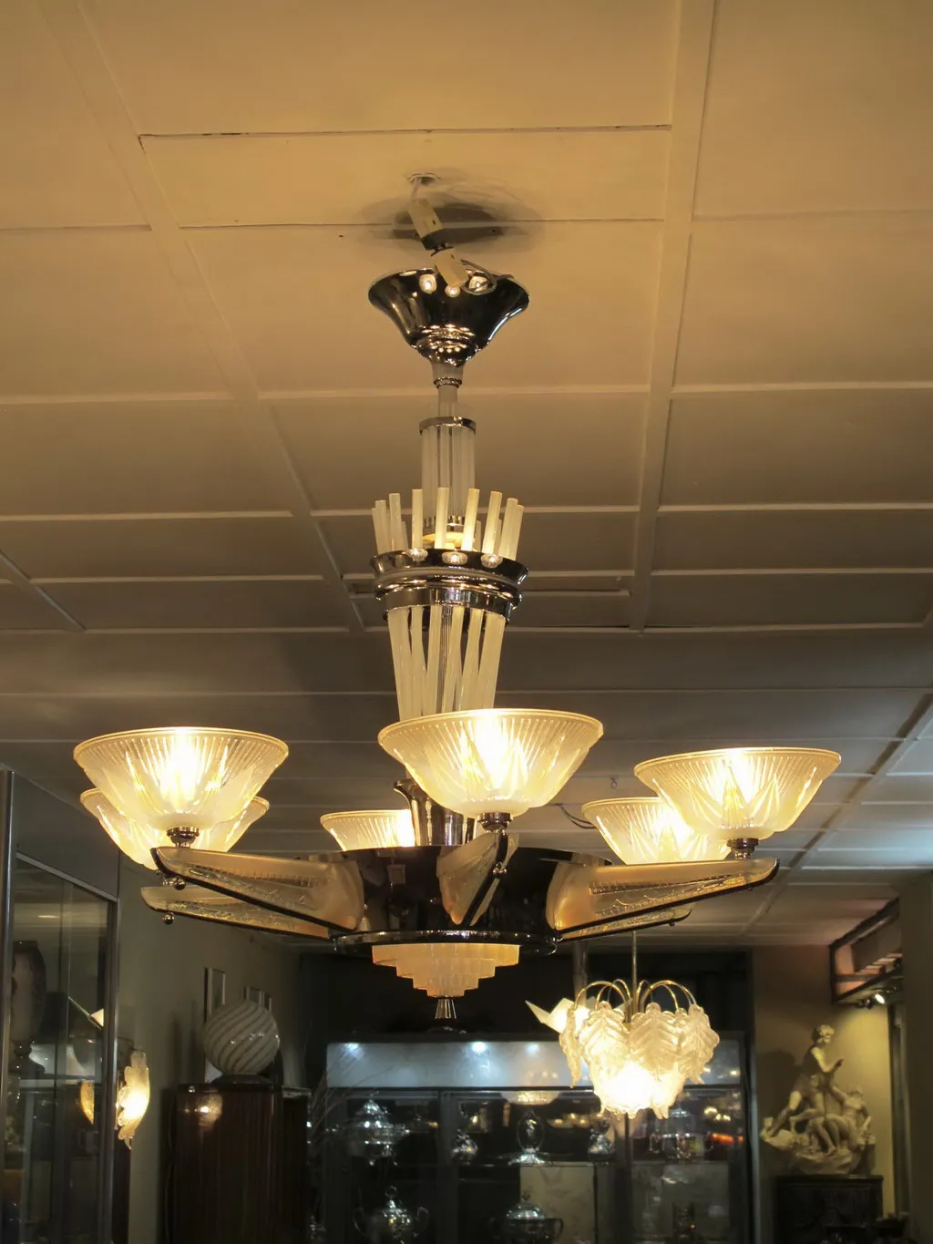 lampada de teto antiga com luzes brilhantes em um ambiente elegante