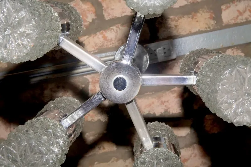 Lámpara de techo antigua con diseño de cristal, elegante y decorativa.