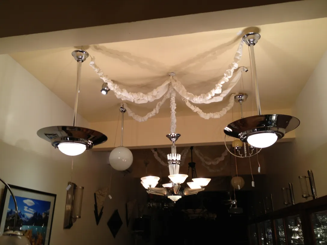 Antike Hängelampe mit auffälligem Design und elegantem Aussehen. Schafft eine gemütliche Atmosphäre.