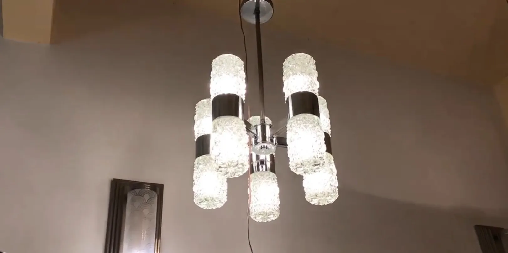 Lampada a sospensione antica con luci brillanti, particolari décoratif.