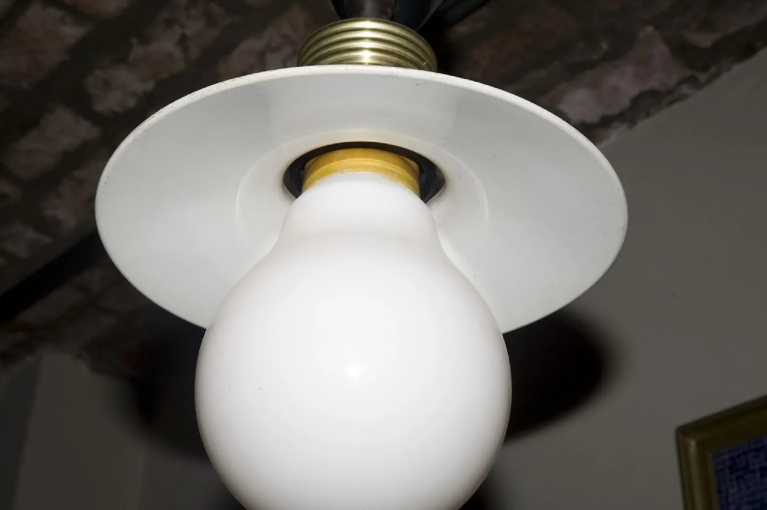 Lámpara de techo antigua de estilo blanco colgante.