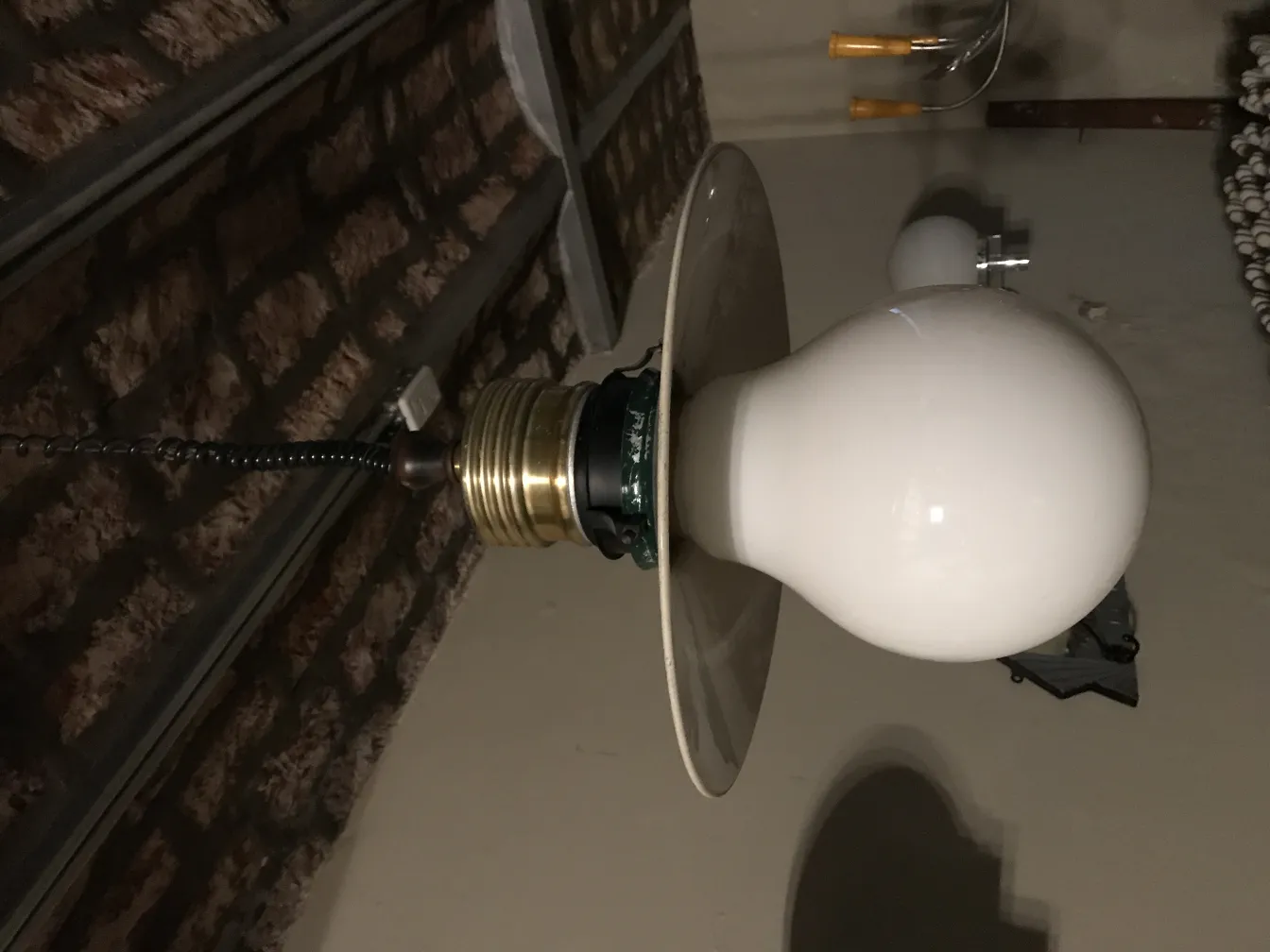 古いハンギングランプの白い電球。