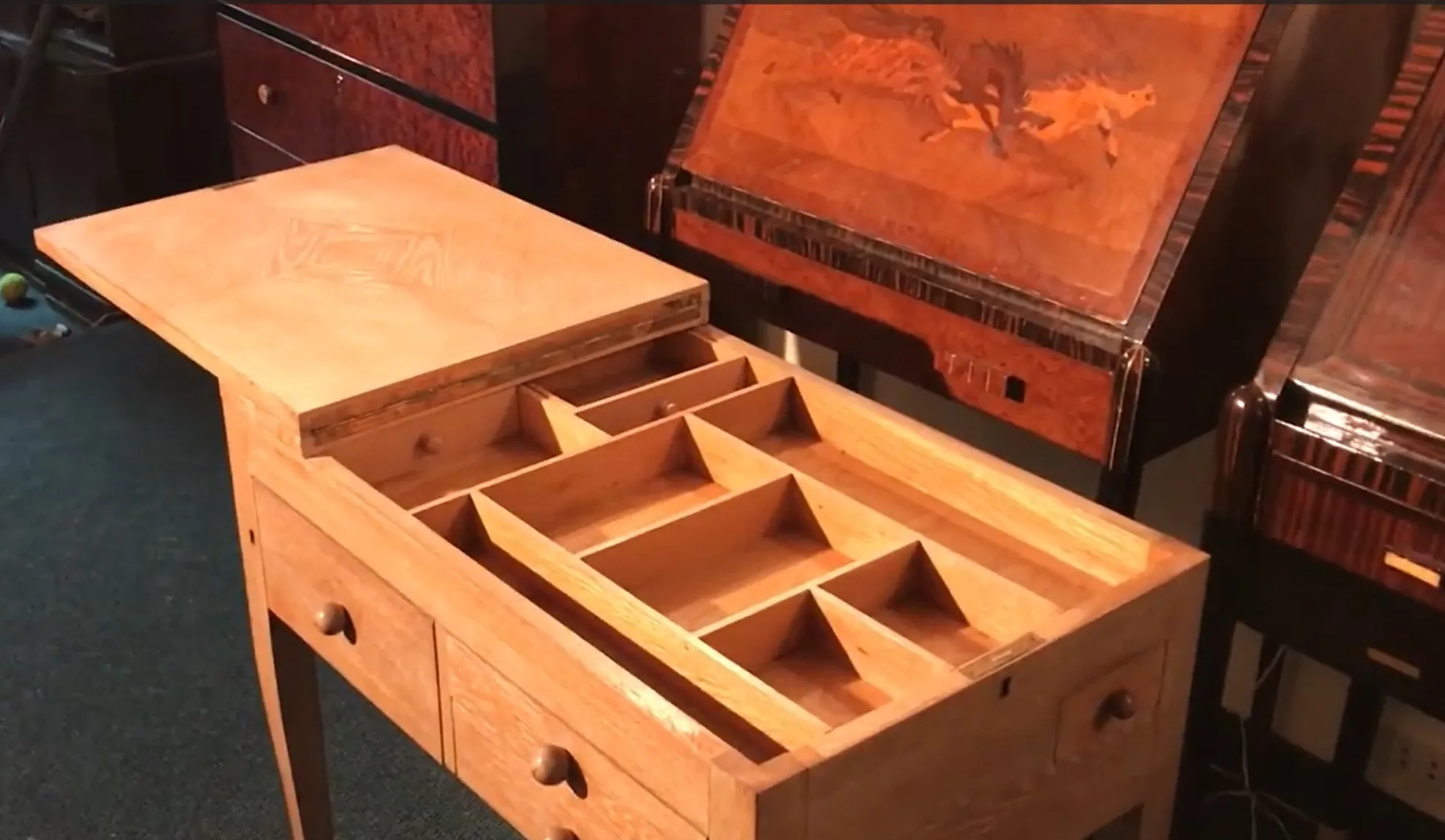 古董书桌带经典风格的收纳格。