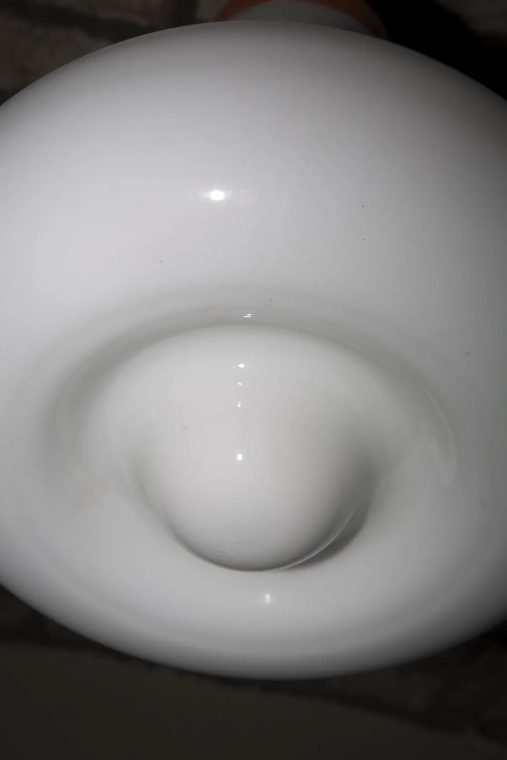 lustre ancien de couleur blanche, avec un design classique