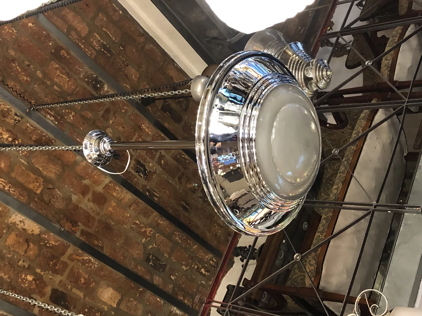 輝くアンティークハンギングランプ、エレガントなデザイン。