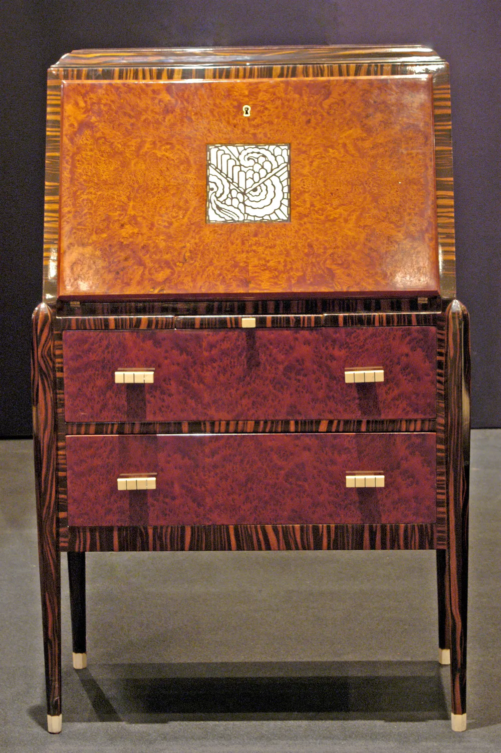 Bureau antique avec deux tiroirs, orné et fonctionnel.